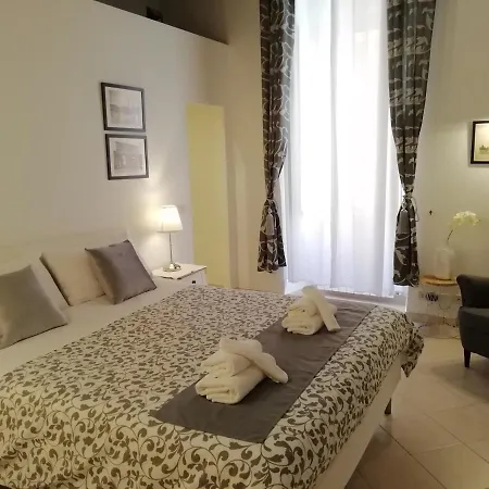 Fontana Di Trevi - Historic Center Apartment Апартаменты *
